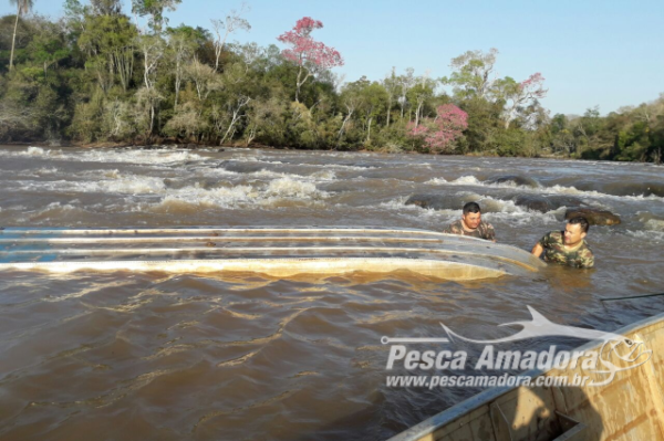 PMA Salva Dois Pescadores Que Naufragaram Em Corredeira Do Rio Iguatemi